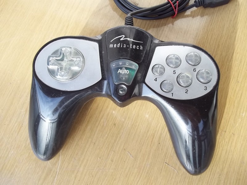 ovladac_joypad_(pc)_mediatech_pred.jpg, 205 kB