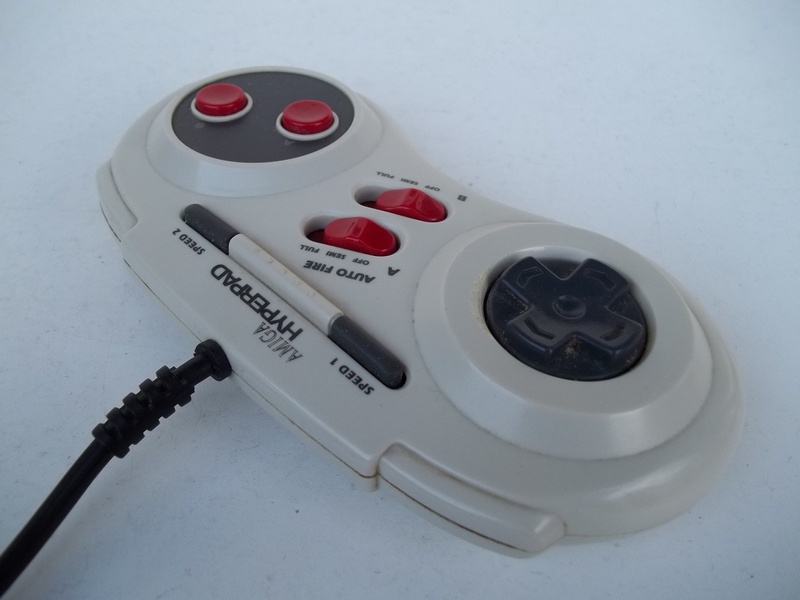 ovladac_joypad_amigahyperpad_vrch.jpg, 162 kB