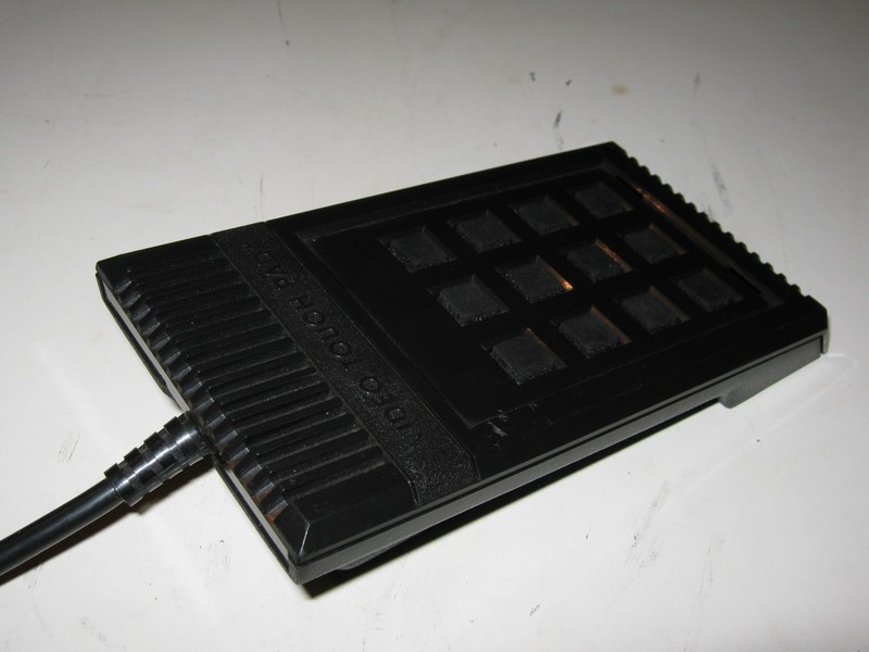 ovladac_joypad_atari_videotouchpad_vrch.jpg, 70 kB