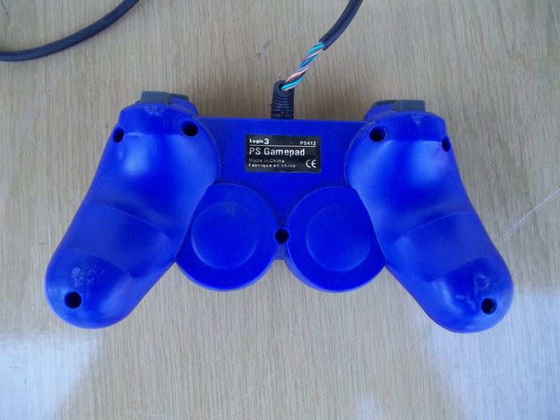 ovladac_joypad_logic3_vzad.jpg, 173 kB