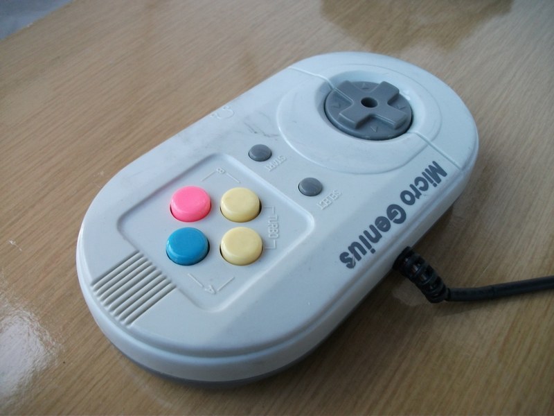 ovladac_joypad_microgenius_vrch.jpg, 127 kB