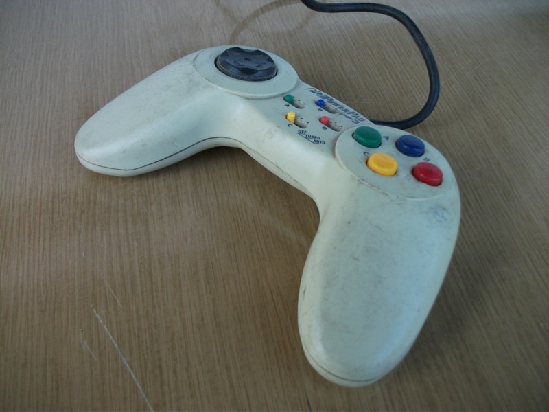 ovladac_joypad_pcpowerpad_spod.jpg, 126 kB