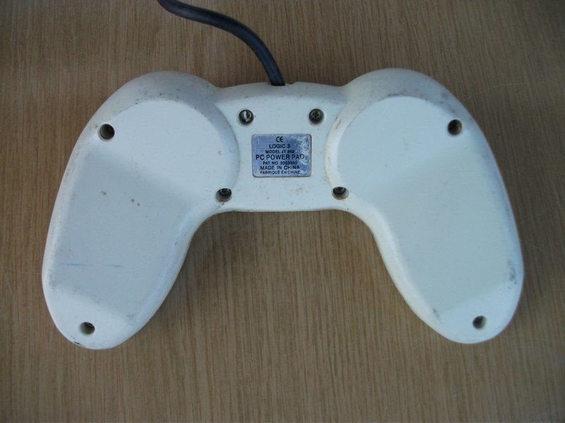 ovladac_joypad_pcpowerpad_vzad.jpg, 116 kB