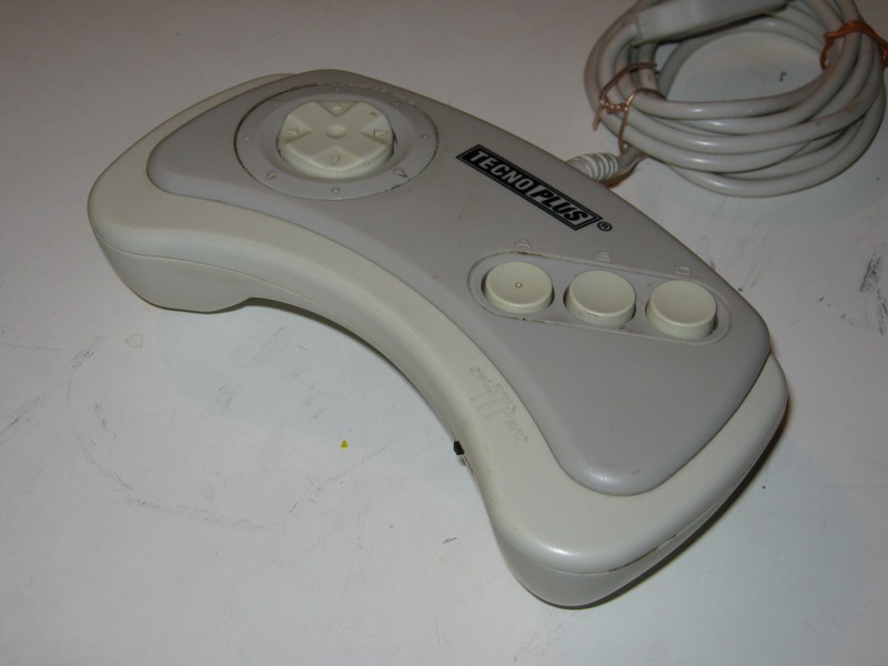 ovladac_joypad_technoplus_spod.jpg, 64 kB