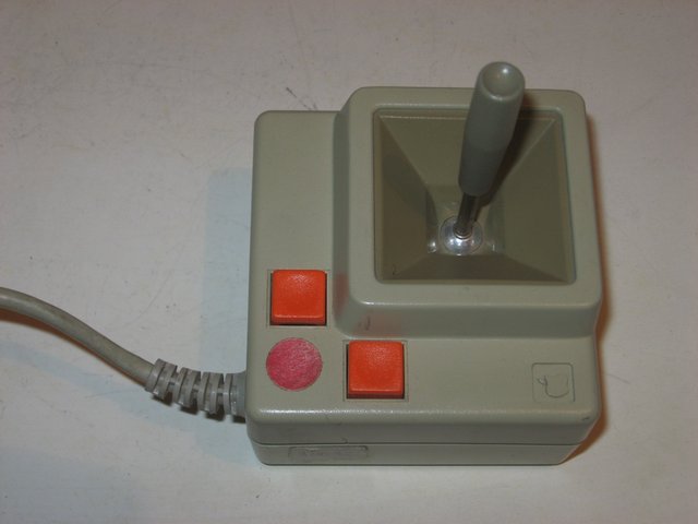 ovladac_joystick_apple_pred.jpg, 35 kB