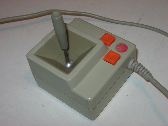 ovladac_joystick_apple_vrch.jpg, 38 kB