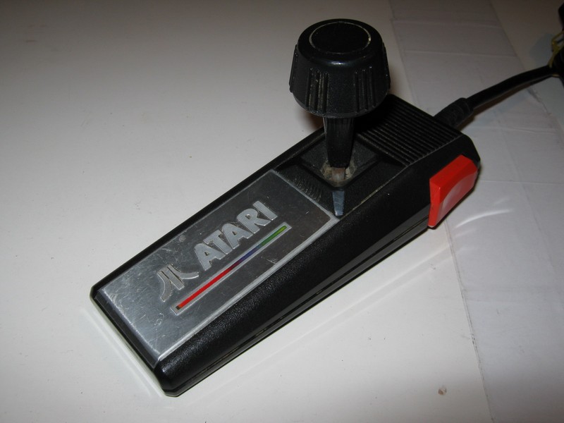 ovladac_joystick_atari_spod.jpg, 74 kB