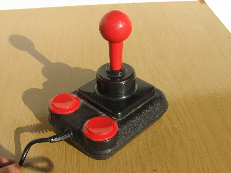 ovladac_joystick_cernycervenapakakulicka_spod.jpg, 95 kB