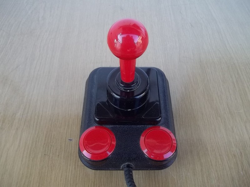 ovladac_joystick_cernykulatacervenapakacervenytlacitka_pred.jpg, 127 kB