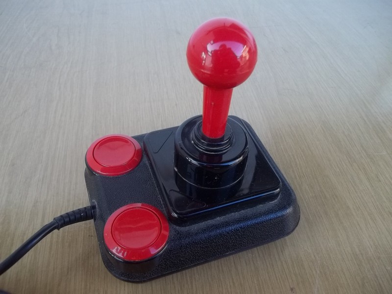 ovladac_joystick_cernykulatacervenapakacervenytlacitka_spod.jpg, 128 kB