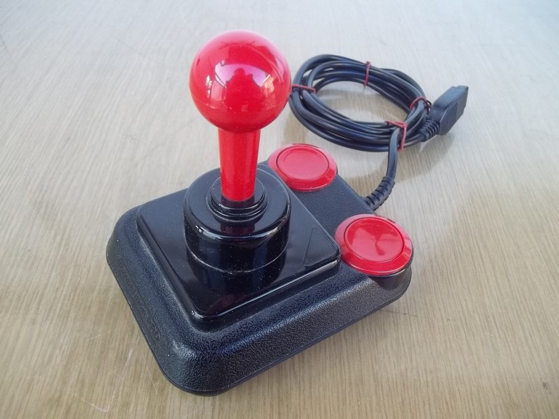 ovladac_joystick_cernykulatacervenapakacervenytlacitka_vrch.jpg, 139 kB