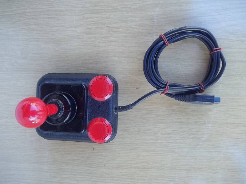 ovladac_joystick_cernykulatacervenapakacervenytlacitka_vse.jpg, 138 kB