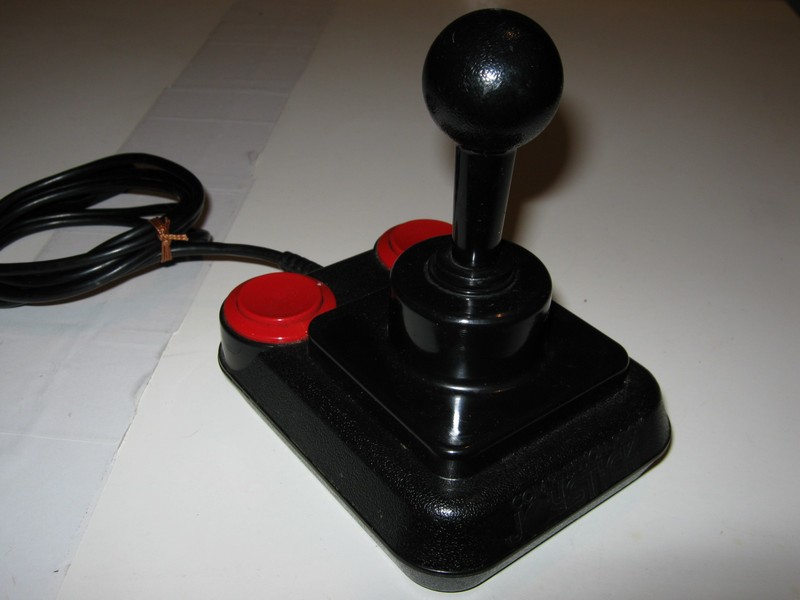 ovladac_joystick_cernykulatapakacervenytlacitka_spod.jpg, 67 kB