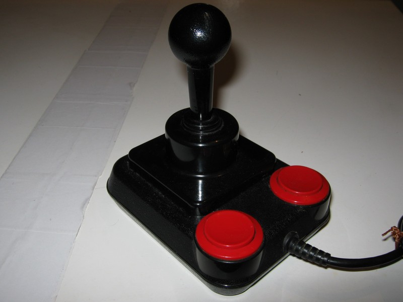 ovladac_joystick_cernykulatapakacervenytlacitka_vrch.jpg, 64 kB