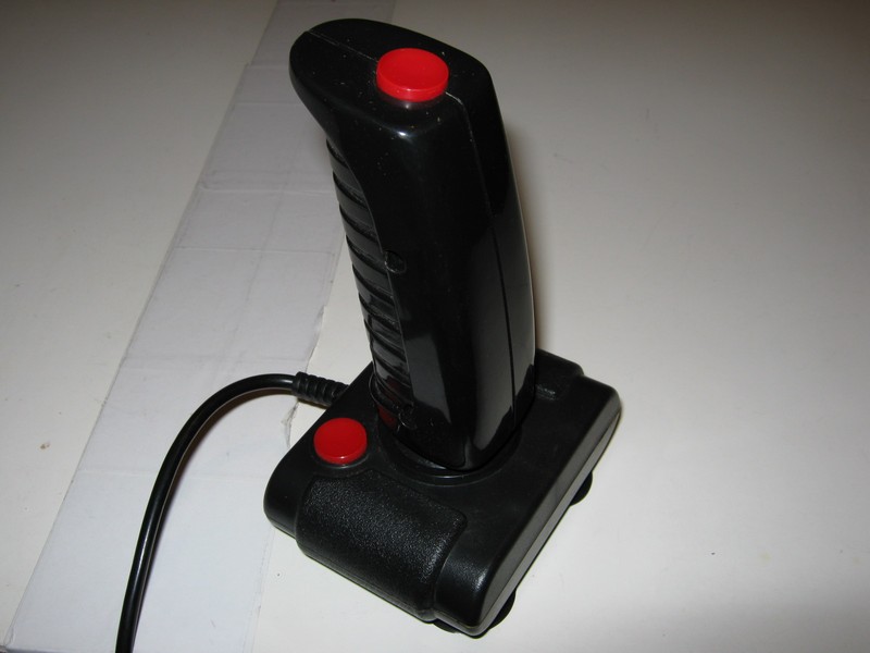 ovladac_joystick_cernytricervenytlacitka_spod.jpg, 61 kB