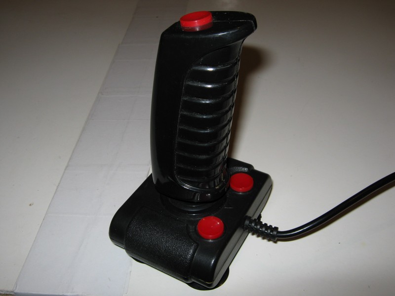 ovladac_joystick_cernytricervenytlacitka_vrch.jpg, 64 kB