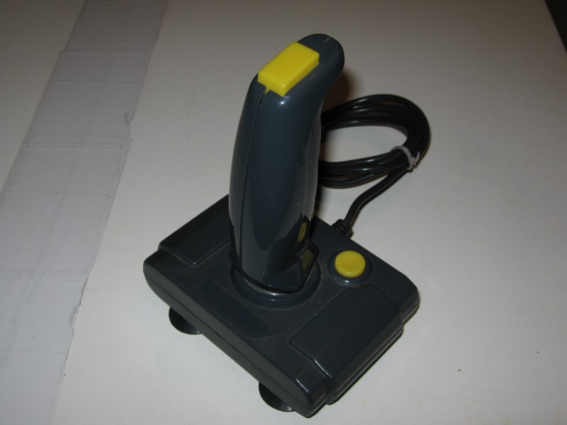 ovladac_joystick_cernyzlutytlacitka_spod.jpg, 55 kB