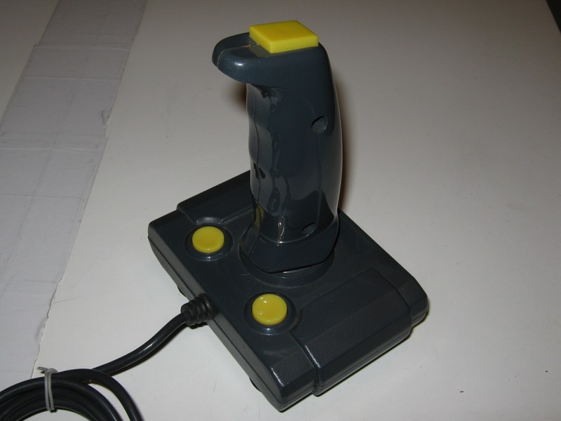 ovladac_joystick_cernyzlutytlacitka_vrch.jpg, 60 kB