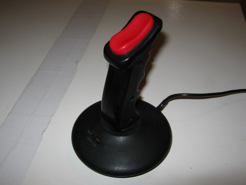 ovladac_joystick_challengerkulaty_spod.jpg, 56 kB