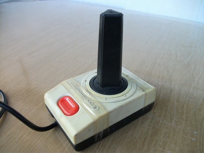 ovladac_joystick_commodore_bilyscervenymtlacitkem_spod.jpg, 124 kB