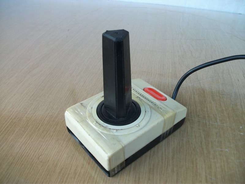 ovladac_joystick_commodore_bilyscervenymtlacitkem_vrch.jpg, 129 kB