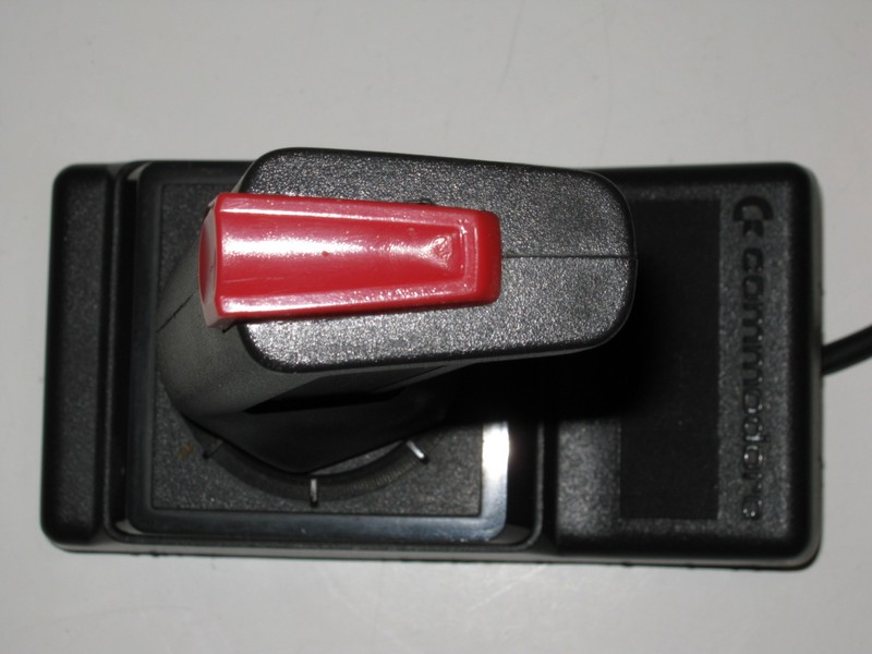 ovladac_joystick_commodore_pred2.jpg, 80 kB