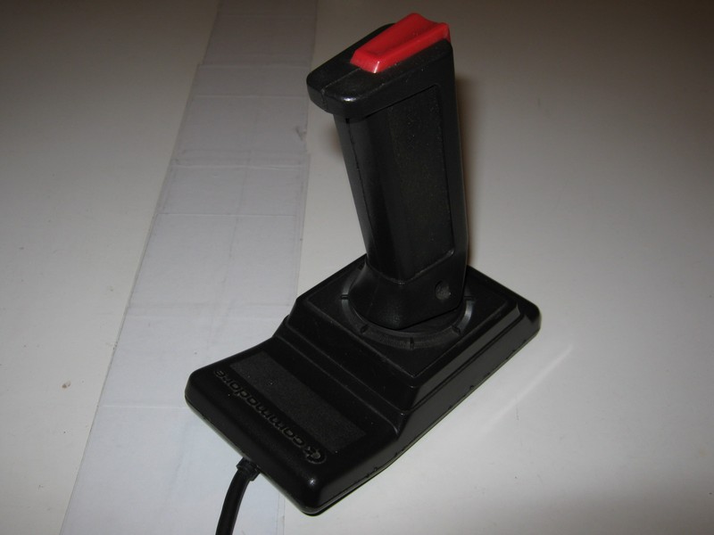 ovladac_joystick_commodore_spod.jpg, 56 kB