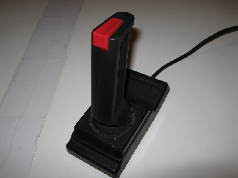 ovladac_joystick_commodore_vrch.jpg, 57 kB