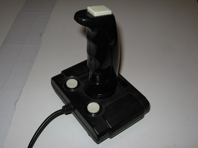 ovladac_joystick_elite_vrch.jpg, 58 kB