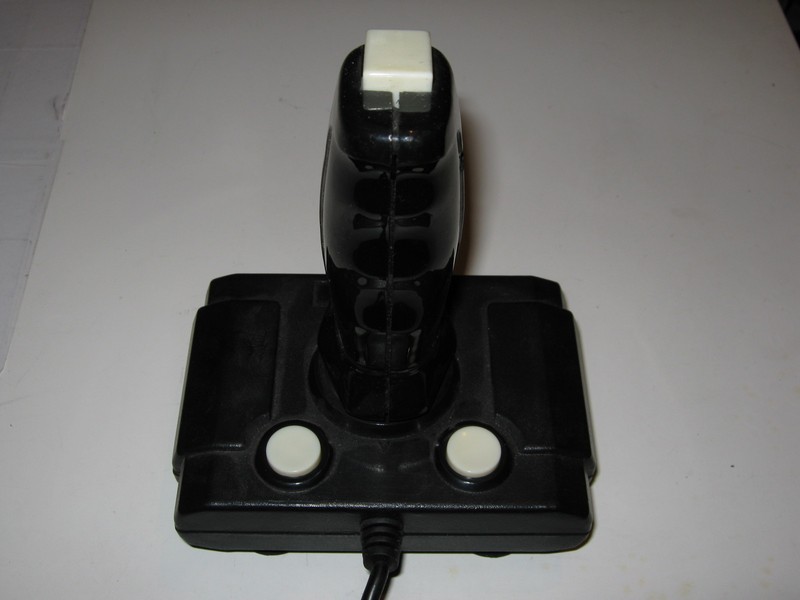 ovladac_joystick_elite_vrch2.jpg, 56 kB