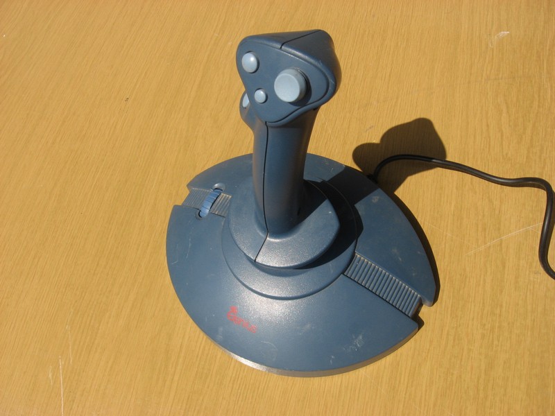 ovladac_joystick_genius_obrovskymodry_pred.jpg, 102 kB