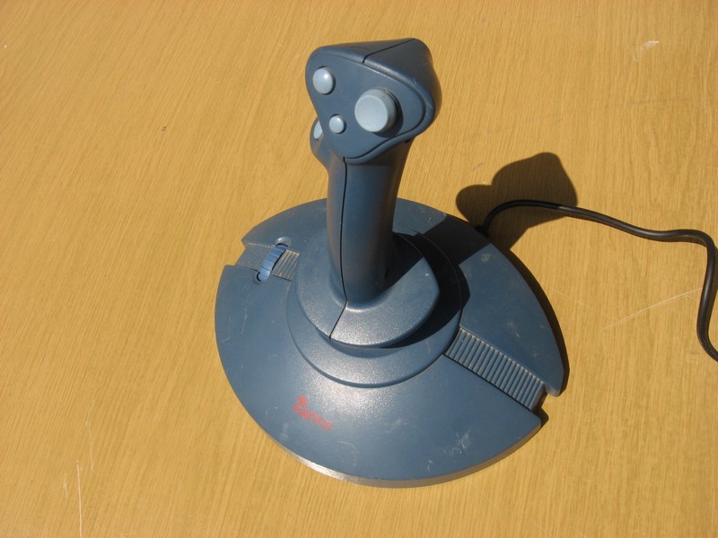 ovladac_joystick_genius_obrovskymodry_pred.jpg, 102 kB