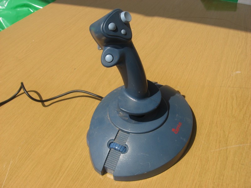 ovladac_joystick_genius_obrovskymodry_spod.jpg, 93 kB