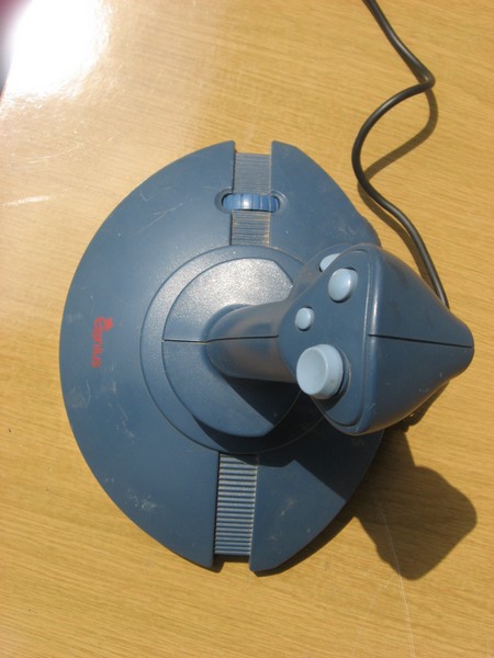 ovladac_joystick_genius_obrovskymodry_zvrchu.jpg, 64 kB