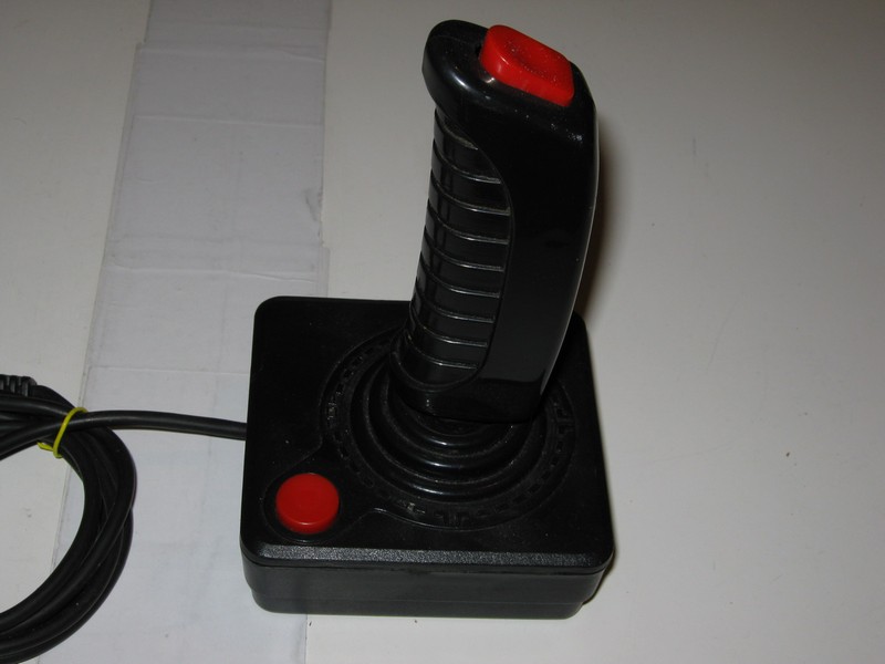 ovladac_joystick_hranatycernycervenytlacitka_pred.jpg, 60 kB