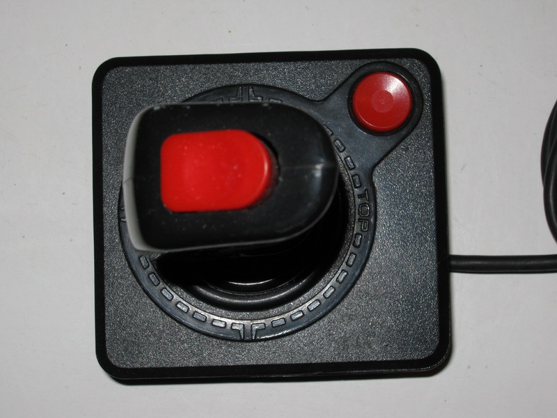 ovladac_joystick_hranatycernycervenytlacitka_pred2.jpg, 104 kB