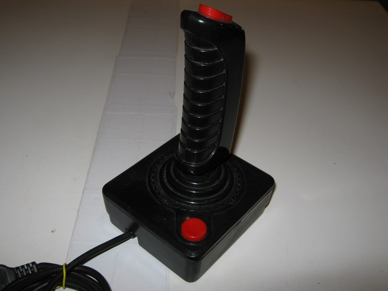 ovladac_joystick_hranatycernycervenytlacitka_spod.jpg, 59 kB