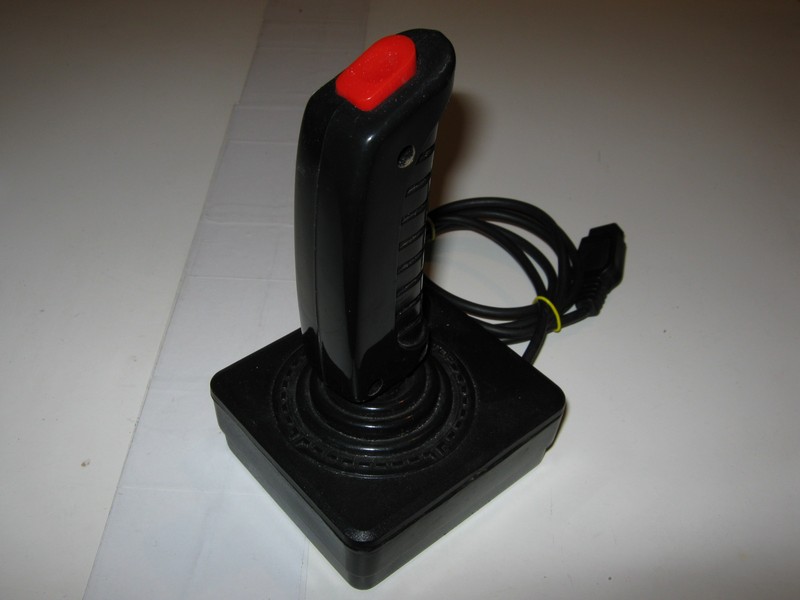 ovladac_joystick_hranatycernycervenytlacitka_vrch.jpg, 59 kB