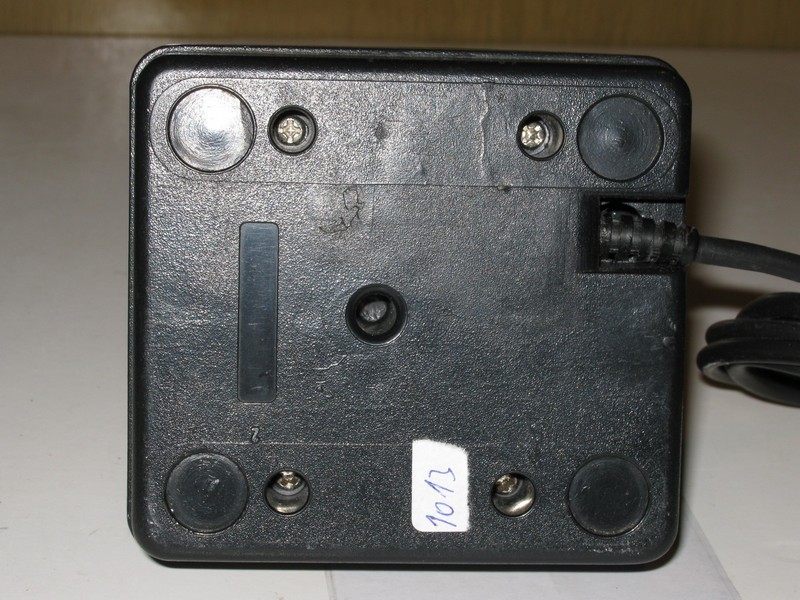 ovladac_joystick_hranatycernycervenytlacitka_vzad.jpg, 152 kB