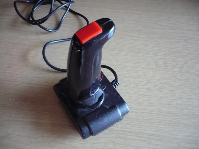 ovladac_joystick_joystickturbojunior_vrch.jpg, 60 kB