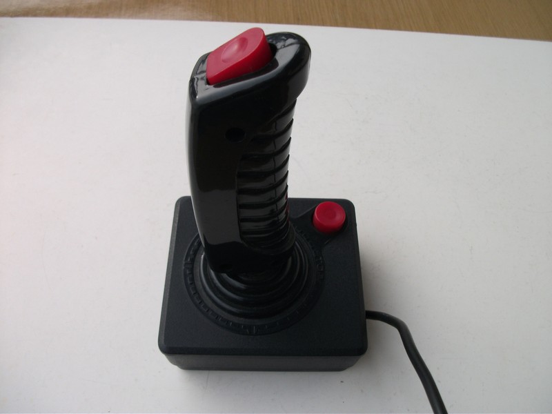 ovladac_joystick_malytopsdivnoupakoucervenytlacitka_pred.jpg, 93 kB