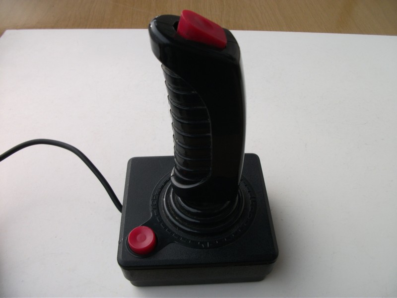 ovladac_joystick_malytopsdivnoupakoucervenytlacitka_spod.jpg, 96 kB