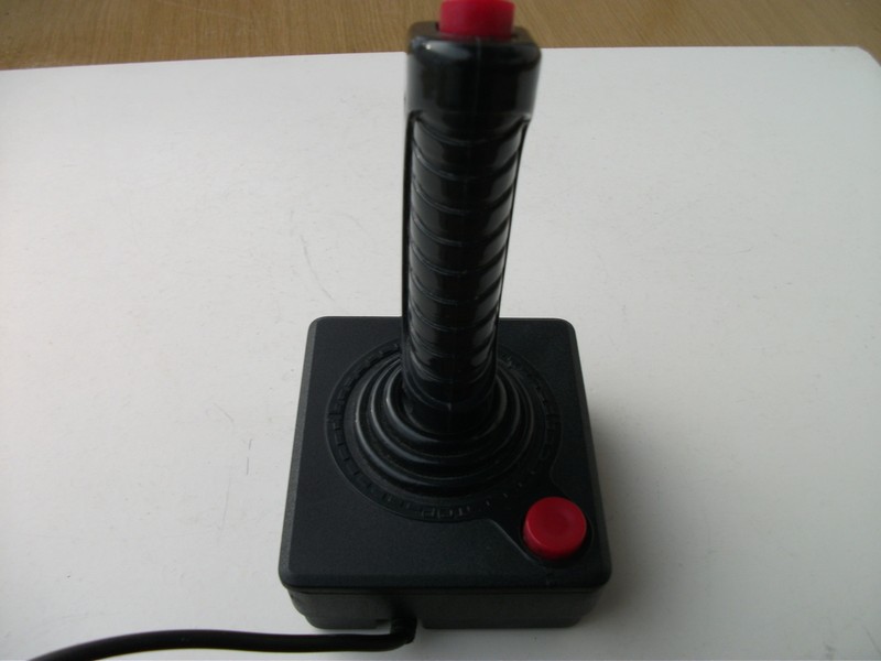 ovladac_joystick_malytopsdivnoupakoucervenytlacitka_vrch.jpg, 94 kB