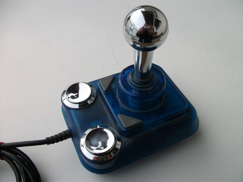 ovladac_joystick_modrypruhlednystribrnakoule_spod.jpg, 121 kB