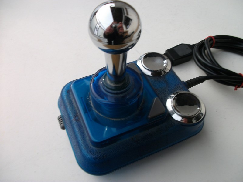 ovladac_joystick_modrypruhlednystribrnakoule_vrch.jpg, 115 kB