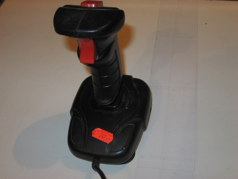 ovladac_joystick_pc_pred.jpg, 60 kB