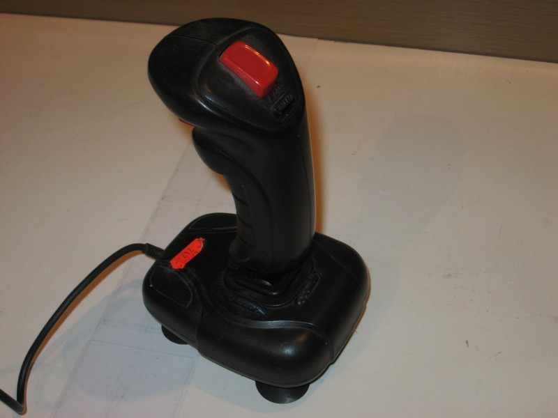 ovladac_joystick_pc_vrch.jpg, 63 kB