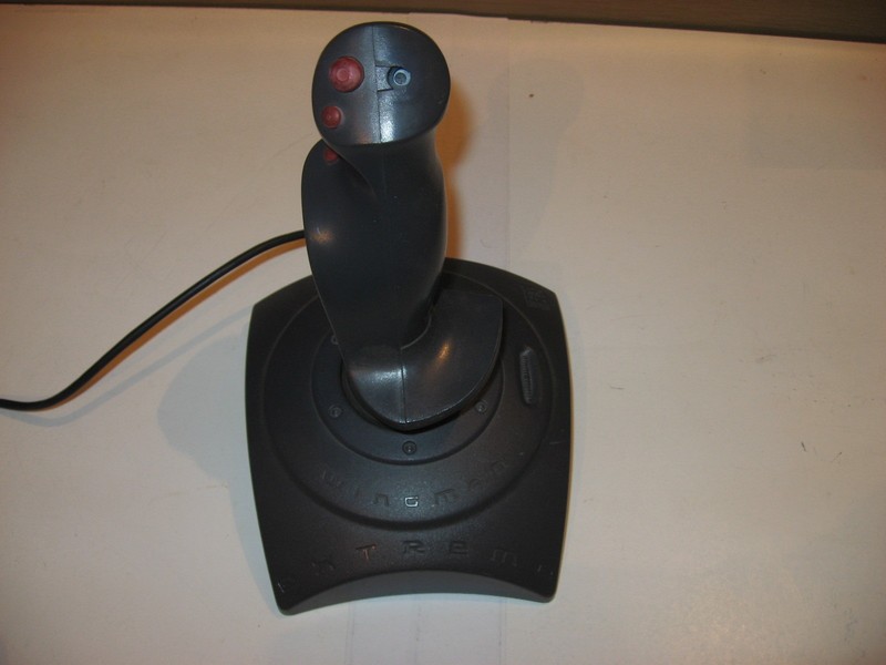 ovladac_joystick_pcextreme_pred.jpg, 65 kB