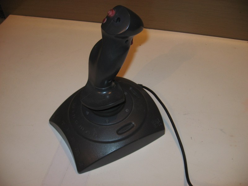 ovladac_joystick_pcextreme_spod.jpg, 61 kB