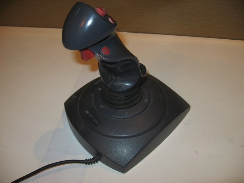 ovladac_joystick_pcextreme_vrch.jpg, 64 kB